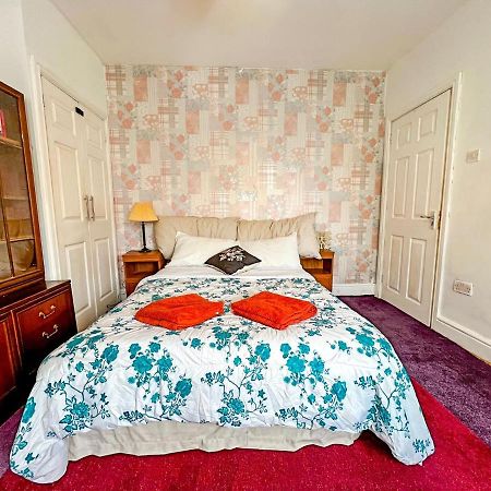 Wolves Living Bed & Breakfast Bushbury Eksteriør bilde