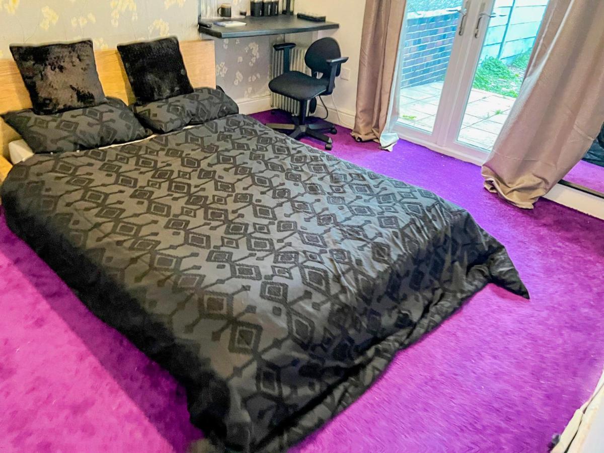 Wolves Living Bed & Breakfast Bushbury Eksteriør bilde