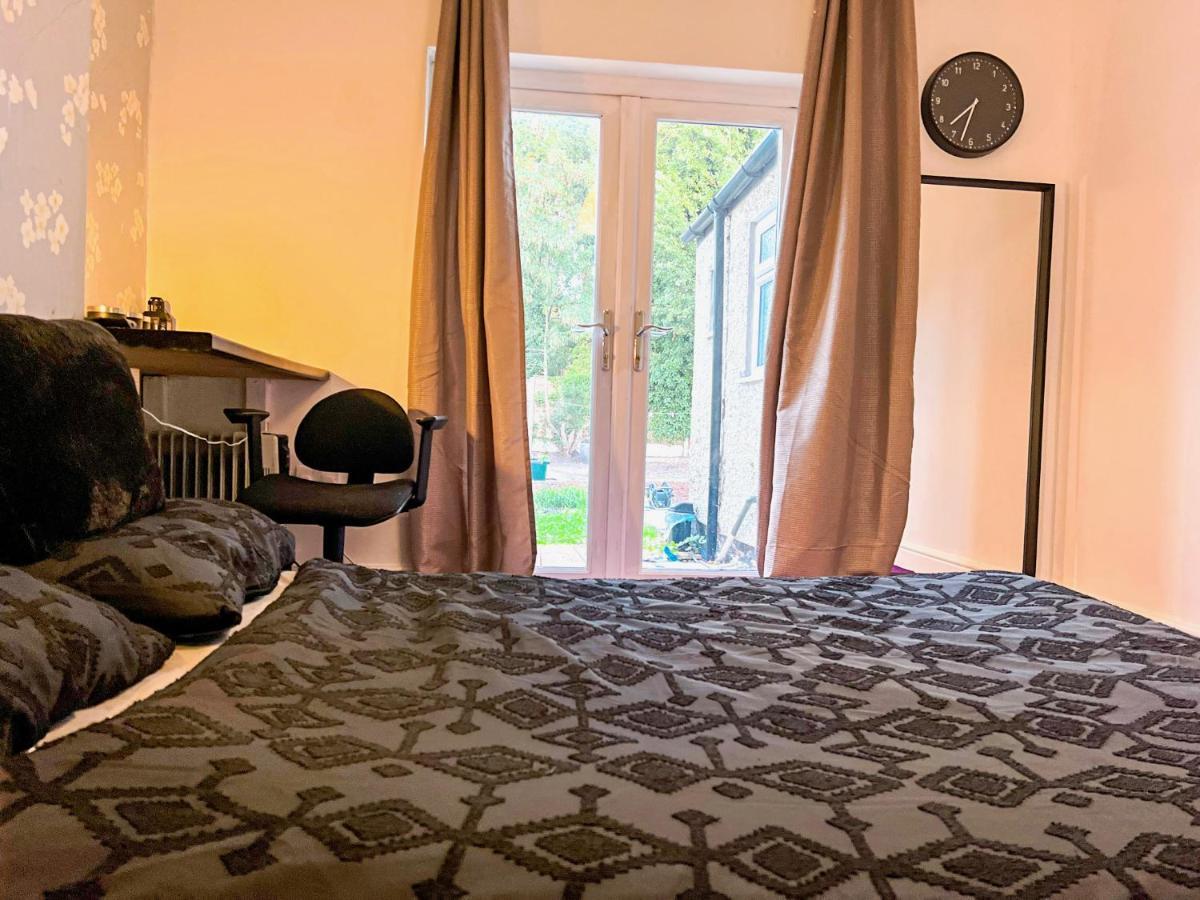 Wolves Living Bed & Breakfast Bushbury Eksteriør bilde